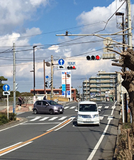 ④藤沢警察方面に進み、稲荷橋を渡ってください。右手には鵠南小学校があります。